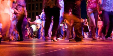 Leute tanzen bei einem Kuba Events auf dem Parkett