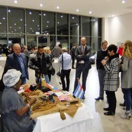 Zu einem Firmenanlass zeigt eine Zigarrenrollerin aus Kuba wie man Zigarren per Hand herstellt