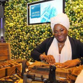 beim Jahresempfang einer Firma werden Zigarren gerollt als künstlirisches Erlebnis