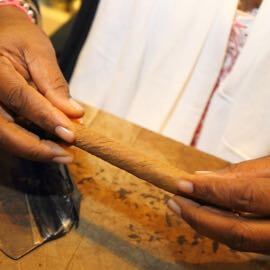 Neue gerollte Zigarre gehalten beim Herstellen