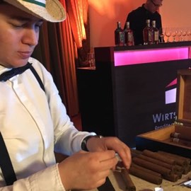 Bei einem Event wird Rum-tasting und Zigarrenrollen angeboten