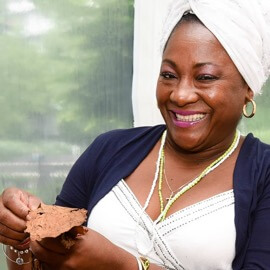 Foto von kubanischer Zigarrenrollerin Alicia bei der Arbeit