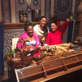 Foto vom Tisch der Zigarrenrollerin bei einer Vorführung des Zigarrenrollens