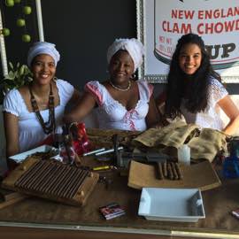 Zigarrenrollerin mit Tisch und werkzeugen zum Zigarren rollen