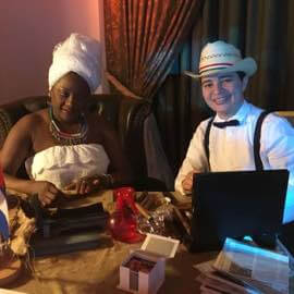 Kubansiche Zigaerrenrollerin bei einer Vorführung wie man eine Zigarre rollt