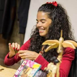 Drehen des Endes einer per Hand gerollten Zigarre per Hand