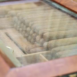 Zigarren in der Kiste unter Glas