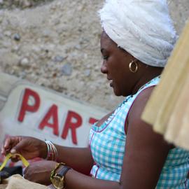 Kubanische Zigarrenrollerin im Profil