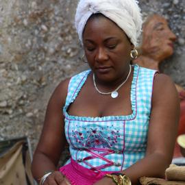 Zigarrendreherin auf der Strasse in Kuba bei der Arbeit