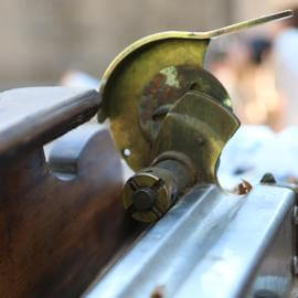 Alter Zigarrenabschneider aus Holz und Messing