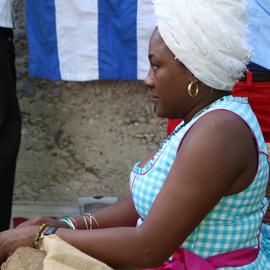 Zigarrendreherin wartet auf Kundschaft in der Strasse