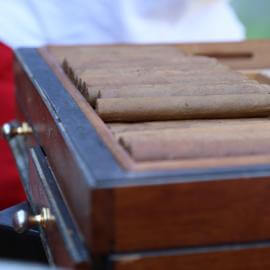 Schöne alte Holzkiste voller Zigarren