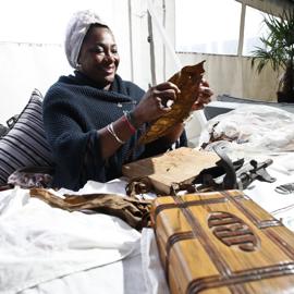 Begutachten eines Tabakblattes vor der Verarbeitung zur Zigarre