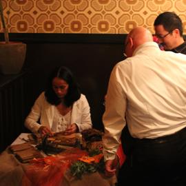 Zigarrenrollering zeigt Kunden wie man Zigarren rollt