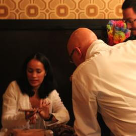 Zigarrenrollerin erklärt Besuchern wie man die Enden der Zigarre bearbeitet