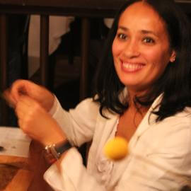 Foto von einer lachenden Zigarrenrollerin