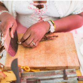 Von einer frisch gedrehten Zigarre wird das Endstück abgeschnitten