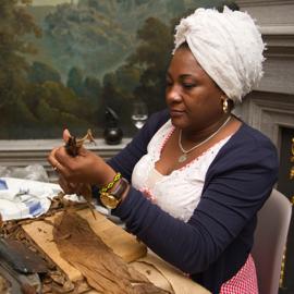 Alicia formt aus Tabakblättern das innere einer neuen Zigarre