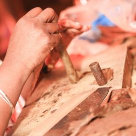 Kleben der Endung für eine neue Zigarre per Hand von einer Zigarrensollerin