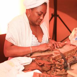 Vorstellung einer Zigarrenrollerin wie man Zigarren rollt