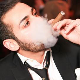 Foto von einem Zigarrenraucher mit Zigarre geniesst Bouquet