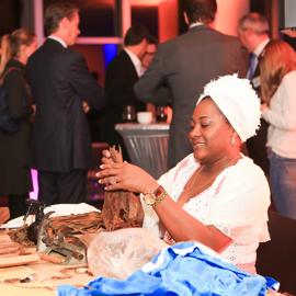 bei einem Firmen-Event zeigt Zigarrenrollerin beim bearbeiten von Tabakblätter