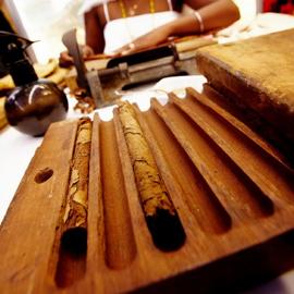 Frisch geformte Zigarren in einer Zigarrenform aus Holz