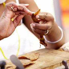 Das ende einer frisch gerollten Zigarre wird festgeklebt
