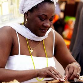Alicia rollt eine neue Zigarre bei einem Firmenanlass zu Vorführung