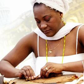 Das erste Tabakblatt wird um die Zigarrenmitte gerollt