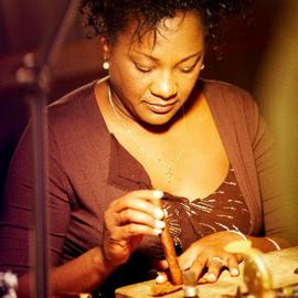 Aufkleben eines Tabakblattes für das Mundstück der Zigarre