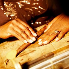 die Tabakblätter werden straff um die Zigarre gerollt