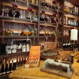 Rum-geschäft für Rum-Tasting mit Zigarren-Accessoires auf der Theke
