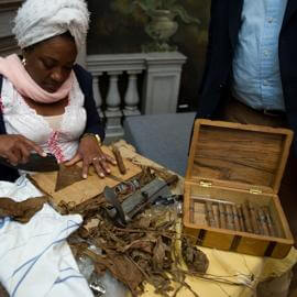 Foto von einer Vorstellung der Zigarrenherstellung per Hand