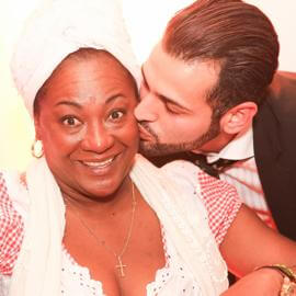 Künstler gibt kubanischer Zigarrendreherin einen Kuss auf die Wange