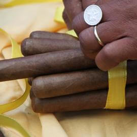 Fertige Zigarren werden zusammen gebunden zum verkauf