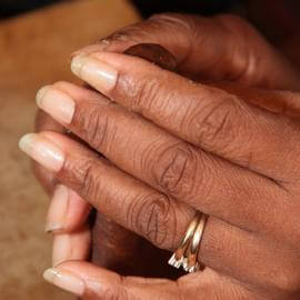 Das Mundstück der Zigarren wird bei der Herstellung von der Zigarrendreherin geformt