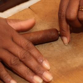 Das Endstück der Zigarre wird rund gedreht.