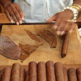 Arbeitstisch einer Zigarrendreherin mit Holzblock als Bearbeitungsgrundlage