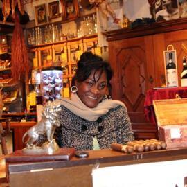 Zigarrenrollerin beim Rumtasting Event hinter der Theke 
