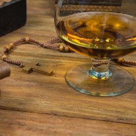 Glas mit Rum auf einem Holztisch