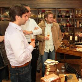 Leute bei der Rumverkostung mit einem Rum-Connaisseure