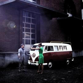 Gemieteter VW Bulli bei einer Foto-Session mit darstellern