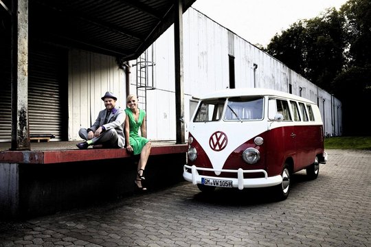 Bild vom Fotoshooting mit VW Bus und Fotomodellen vor einer Fabrik