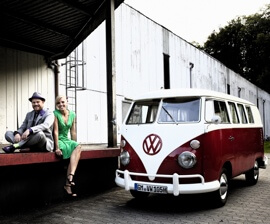Bild vom Fotoshooting mit VW Bus und Fotomodellen vor einer Fabrik