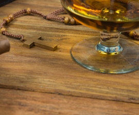 Tisch mit Glas zum Rum Tasting