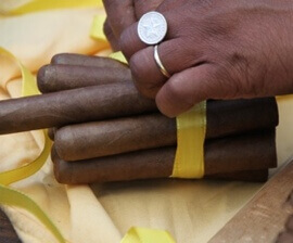 Kubanische hangerollte zigarren werden zusammen gechnürrt